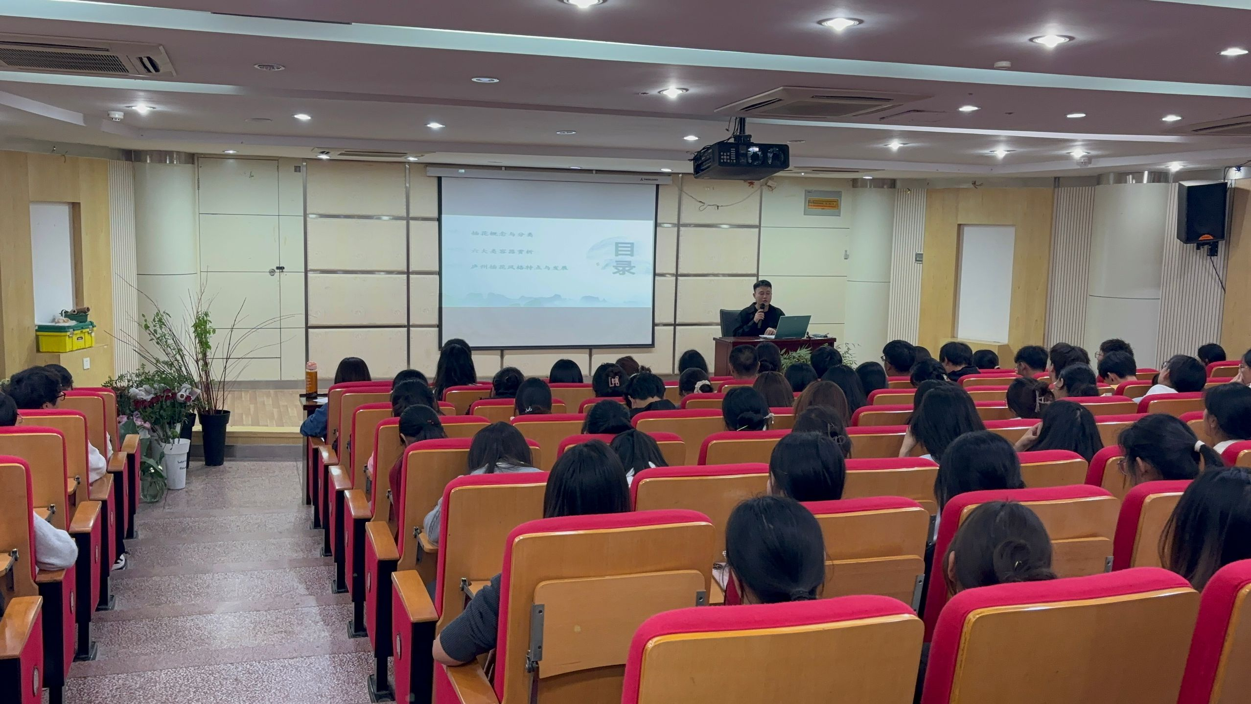 生物工程学院成功举办《庐州插花的传承与发展》学术讲座